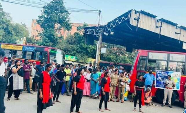 பேருந்து நிலையத்தில், பாலியல் வன்முறைக்கு எதிராக மாணவர்கள் விழிப்புணர்வு பிரசாரம்!