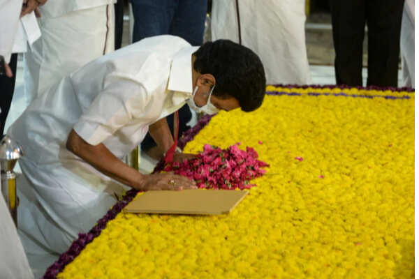 கருணாநிதி நினைவிடத்தில் முதலமைச்சர் ஸ்டாலின் அஞ்சலி