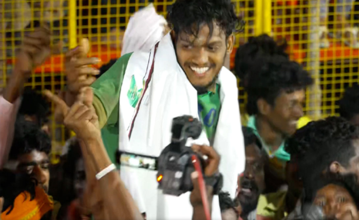 அவனியாபுரம் ஜல்லிக்கட்டில் முதல் பரிசு வென்ற பாலமுருகன்