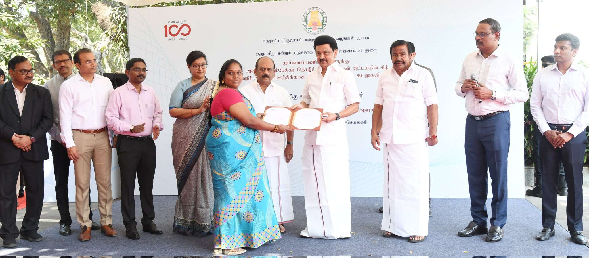 213 தூய்மைப் பணியாளர்களுக்கு நவீன கழிவு நீர் அகற்றும் ஊர்திக்கான கடனுதவிக்கான ஆணை!!