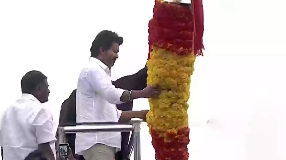 #JUSTIN : தவெக தலைவர் விஜய்க்கு பிரமாண்ட மாலை - 4 பேர் மீது வழக்கு பதிவு..!