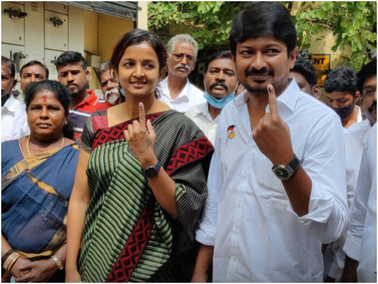 மனைவியுடன் வந்து வாக்களித்தார் திமுக எம்எல்ஏ உதயநிதி ஸ்டாலின்