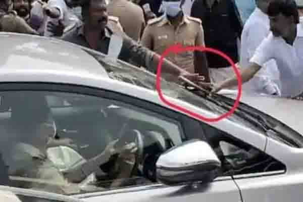 எடப்பாடி பழனிச்சாமி கார் மீது செருப்பு வீச்சு