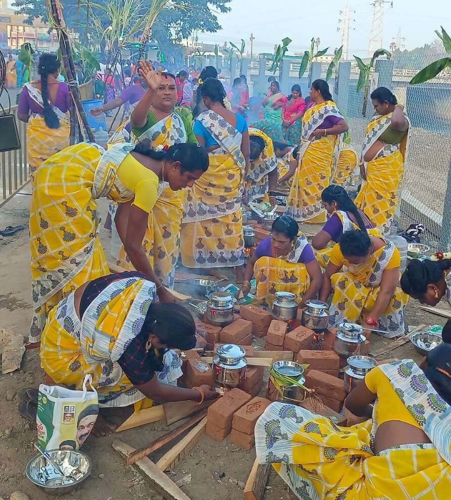 திருப்பூரில் சமத்துவ பொங்கல் விழா: நொய்யல் ஆற்றங்கரையில் 3 ஆயிரம் பெண்கள் பொங்கல் வைத்து வழிபாடு!