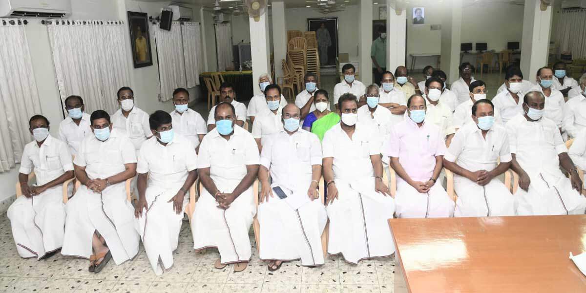 ஓபிஎஸ்சின் பொருளாளர் பதவிக்கு போட்டா போட்டி -திணறும் எடப்பாடி