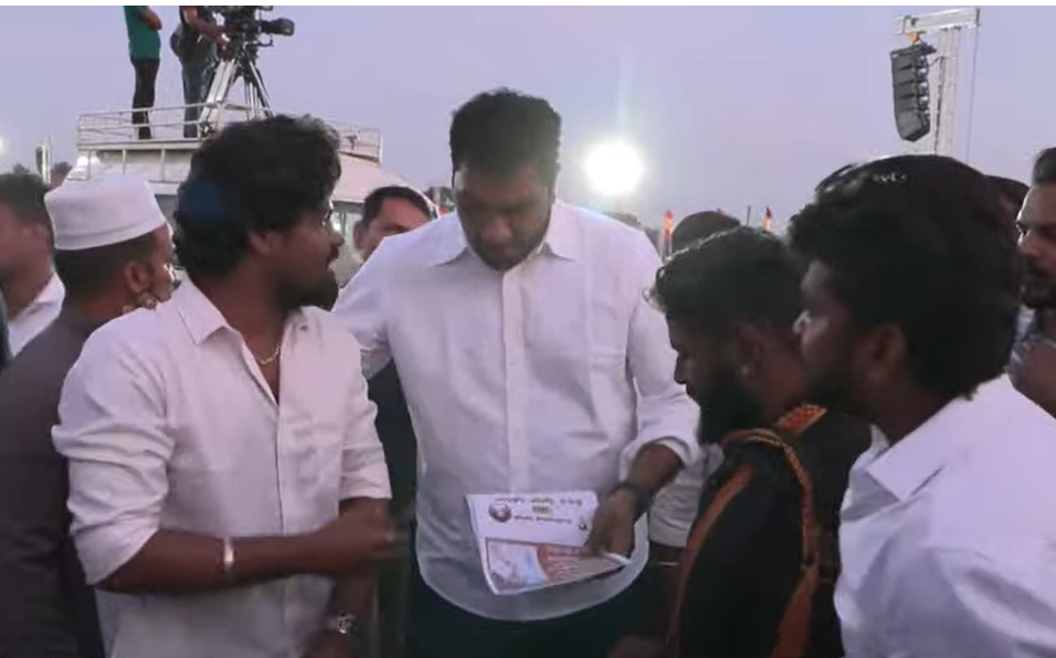 ஈரோட்டில் பரபரப்பு! விஜய் பிரச்சார மாநாட்டு பணிக்கு வந்தவர் மயங்கி விழுந்ததால் பரபரப்பு