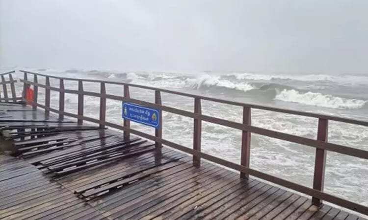 கடல் சீற்றம் - மெரினா கடற்கரையில் மாற்றுத்திறனாளிகள் சிறப்பு பாதை சேதம்