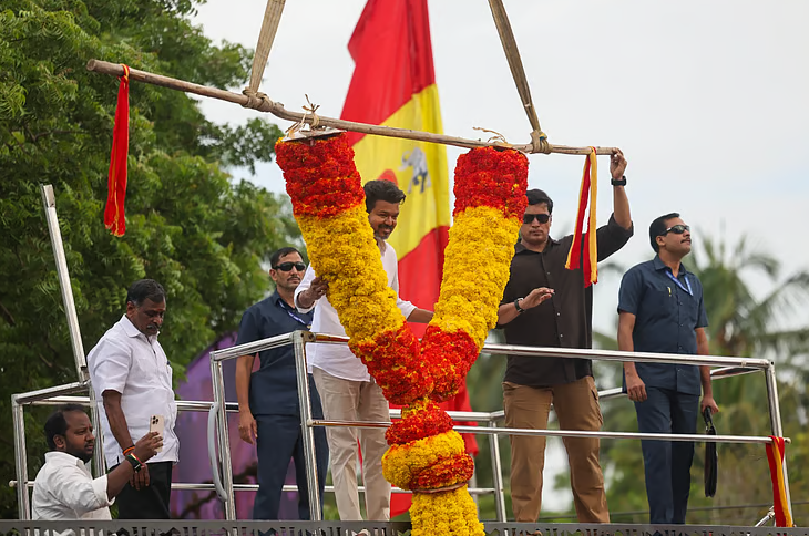 இந்த மாவட்டத்தில் ஒரு அமைச்சர் இருக்கிறார். அந்த அமைச்சரோட வேலையே, சி.எம் குடும்பத்துக்கு சேவை செய்வது தான் - விஜய்..!