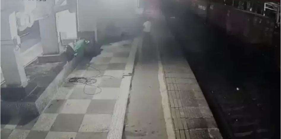 மனைவியை ரயிலுக்குள் தள்ளி கொலை செய்த கொடூர கணவன்