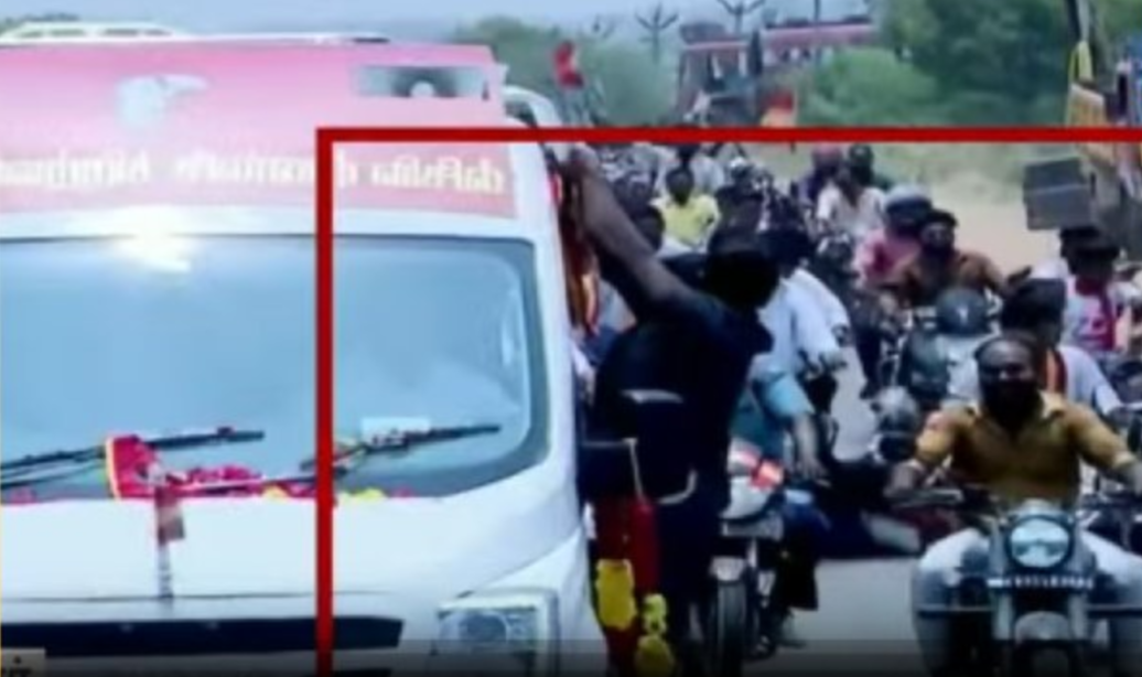 விஜயை பின்தொடர்ந்து பைக்கில் சென்றபோது விபத்து