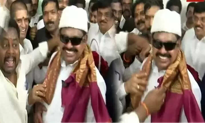 எம்.ஜி.ஆர். ஆக காட்சி அளித்த எடப்பாடியார்!