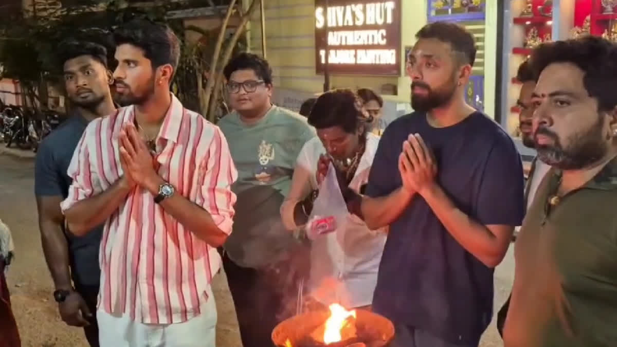 திருவண்ணாமலையில் 14 கி.மீ கிரிவலம் சென்ற வருண் சக்ரவர்த்தி, வாஷிங்டன் சுந்தர்..!