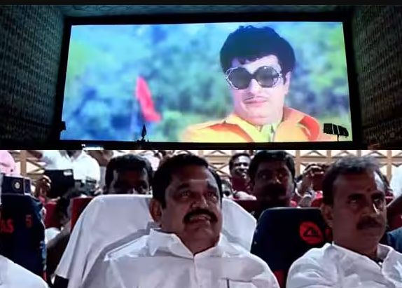 தியேட்டரில் அதிமுகவினருடன் 'இதயக்கனி' படத்தை பார்த்த இபிஎஸ்..!