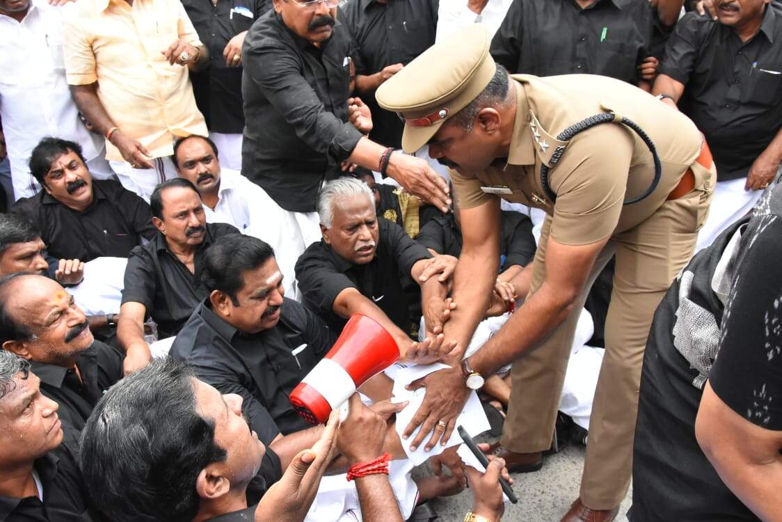 எடப்பாடி பழனிசாமி கைதை கண்டித்து அதிமுகவினர் போராட்டம்!!