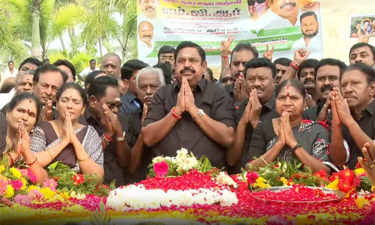 M.G.R நினைவிடத்தில் எடப்பாடி பழனிசாமி மற்றும் அ.தி.மு.க.வினர் உறுதிமொழி..!