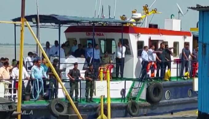 முதல்வர் சென்ற படகு விபத்தில் சிக்கியதால் பரபரப்பு..