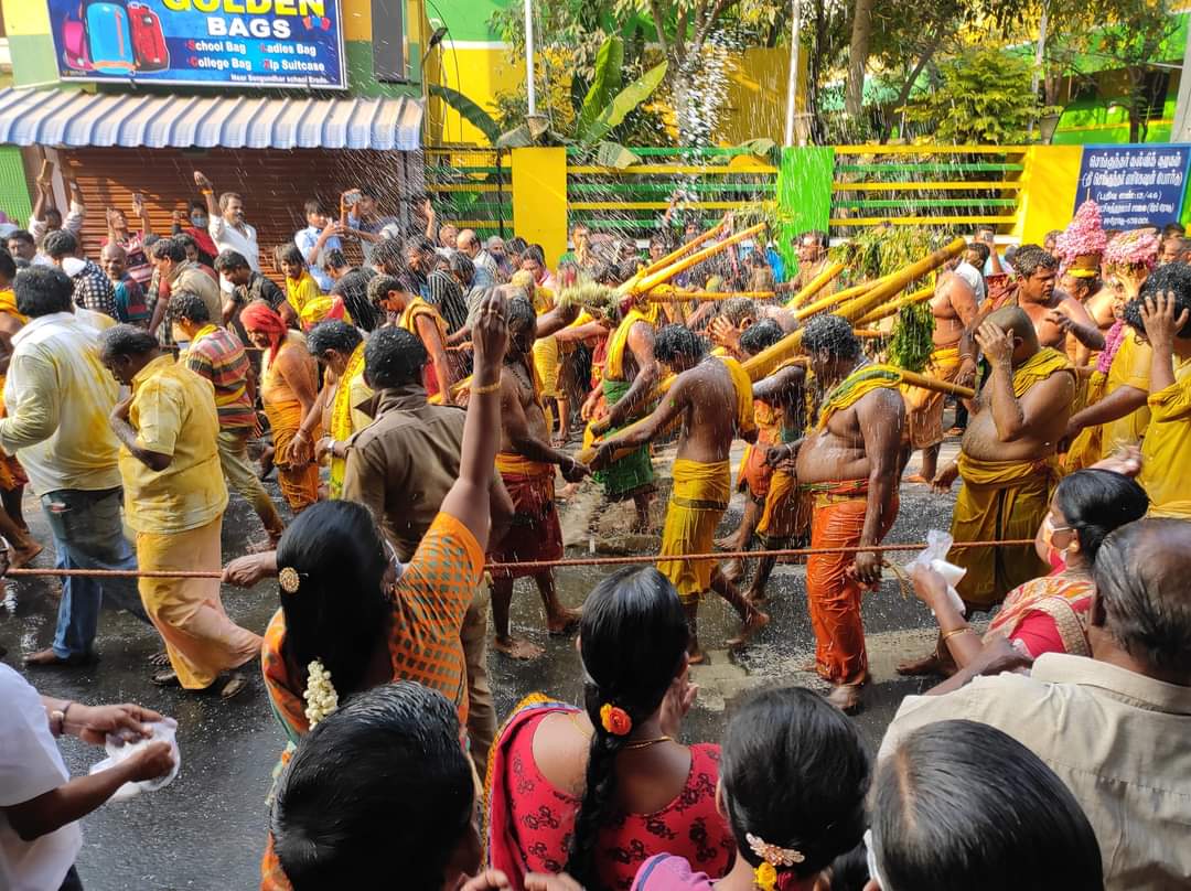 ஈரோடு பெரிய மாரியம்மன் கோயில் கம்பம் பிடுங்குதல் விழா - ஆயிரக்கணக்கான பக்தர்கள் பங்கேற்பு!
