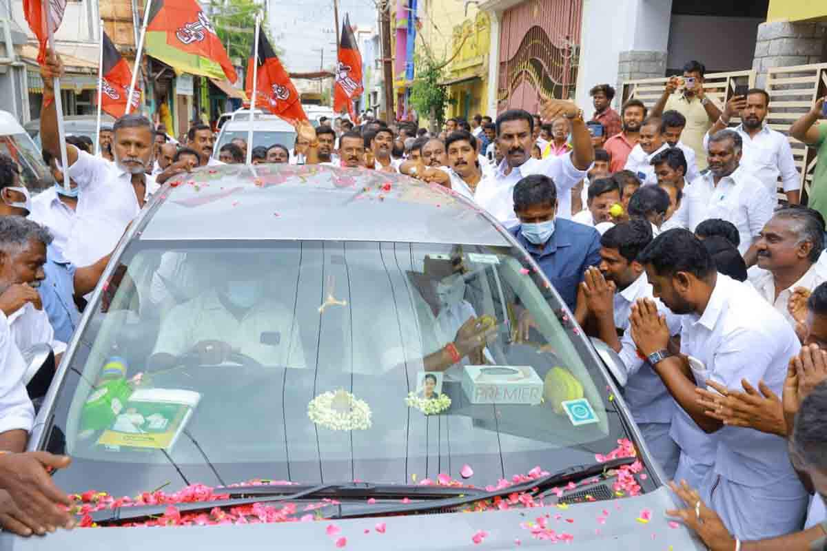 எட்டப்பன் கேபி முனுசாமி - எகிறி அடிக்கும் ஓபிஎஸ் ஆதரவாளர்