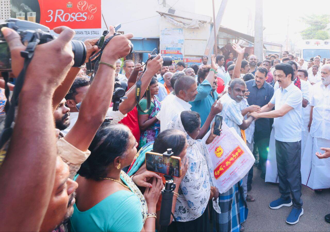 தேனி உழவர் சந்தையில் இன்று வாக்கு சேகரிப்பில் ஈடுபட்ட முதல்வர் ஸ்டாலின்