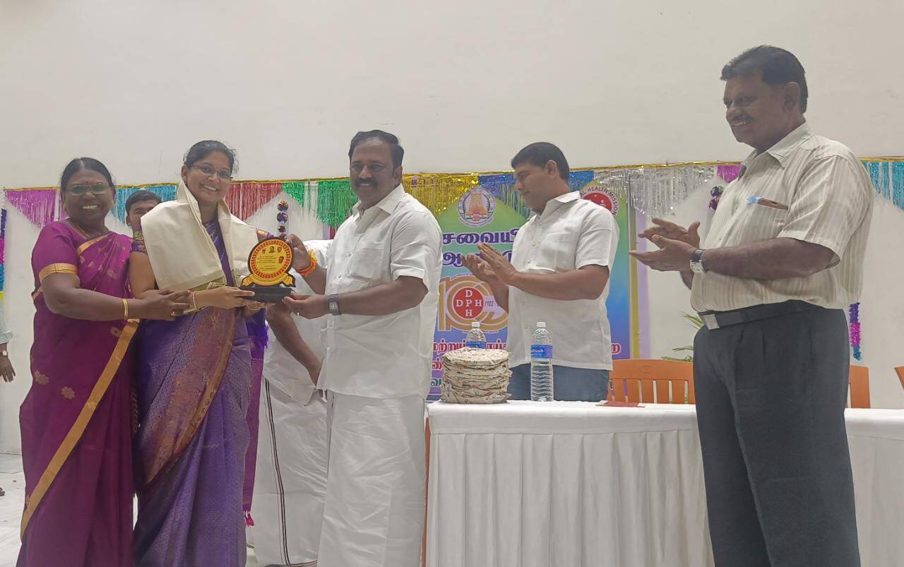 பெருந்துறையில் சிறப்பாக பணியாற்றிய வட்டார மருத்துவ அலுவலர்களுக்கு கேடயம் வழங்கி கௌரவிப்பு!