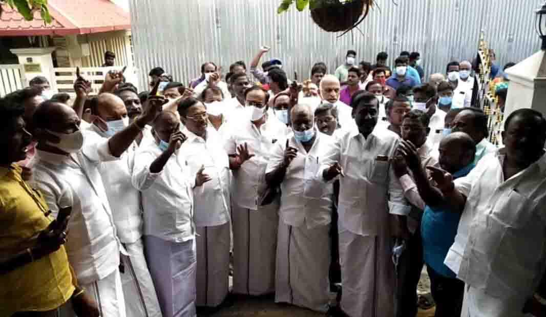 உள்ளே ரெய்டு - வெளியே தக்காளி சாதம்