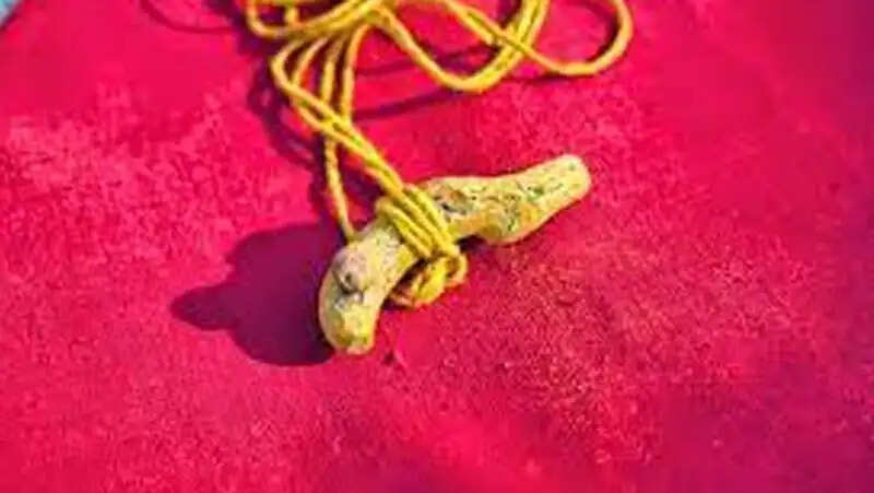 கழுத்தில் தாலியுடன் பள்ளிக்கு வந்த 9-ஆம் வகுப்பு மாணவி! ஆசிரியர்கள் அதிர்ச்சி