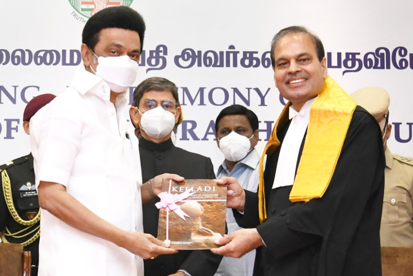நீதிபதி முனீஸ்வர்நாத் பண்டாரிக்கு கீழடி புத்தகத்தை வழங்கி முதல்வர் ஸ்டாலின் வாழ்த்து!!