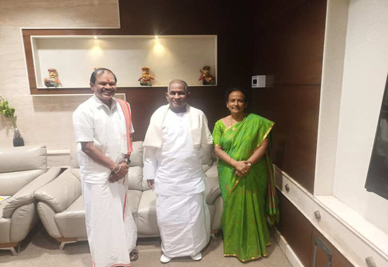 இளையராஜாவின் கையில்... மோடியின் எட்ட முடியாத எட்டு ஆண்டு கால சாதனைகள் புத்தகம்