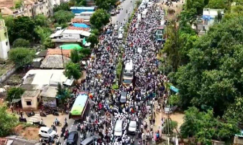 அலைமோதும் கூட்டம்.. ! 27 கிலோமீட்டர் தூரத்தை 3 மணி நேரமாக பயணித்து வருகிறார் விஜய்..!