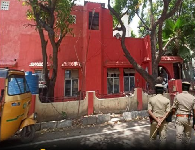 அம்பத்தூரில் வீட்டில் தனியாக இருந்த 70 வயது மூதாட்டி கழுத்து நெரித்து கொலை
​​​​​​​