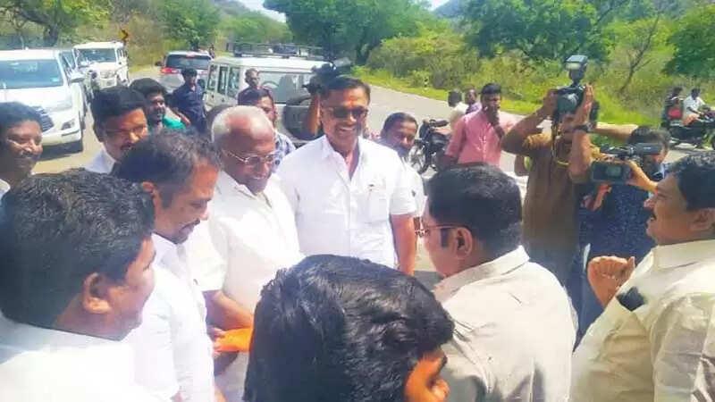 ஓபிஎஸ் ஆதரவாளர் தினகரனுடன் ரகசிய ஆலோசனை