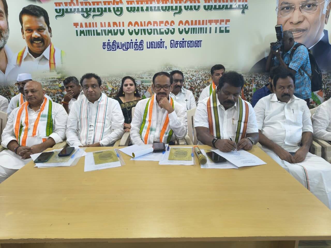 காங்கிரஸ் கட்சியில் சலசலப்பு- செயற்குழு கூட்டத்தை புறக்கணித்த மூத்த நிர்வாகிகள்