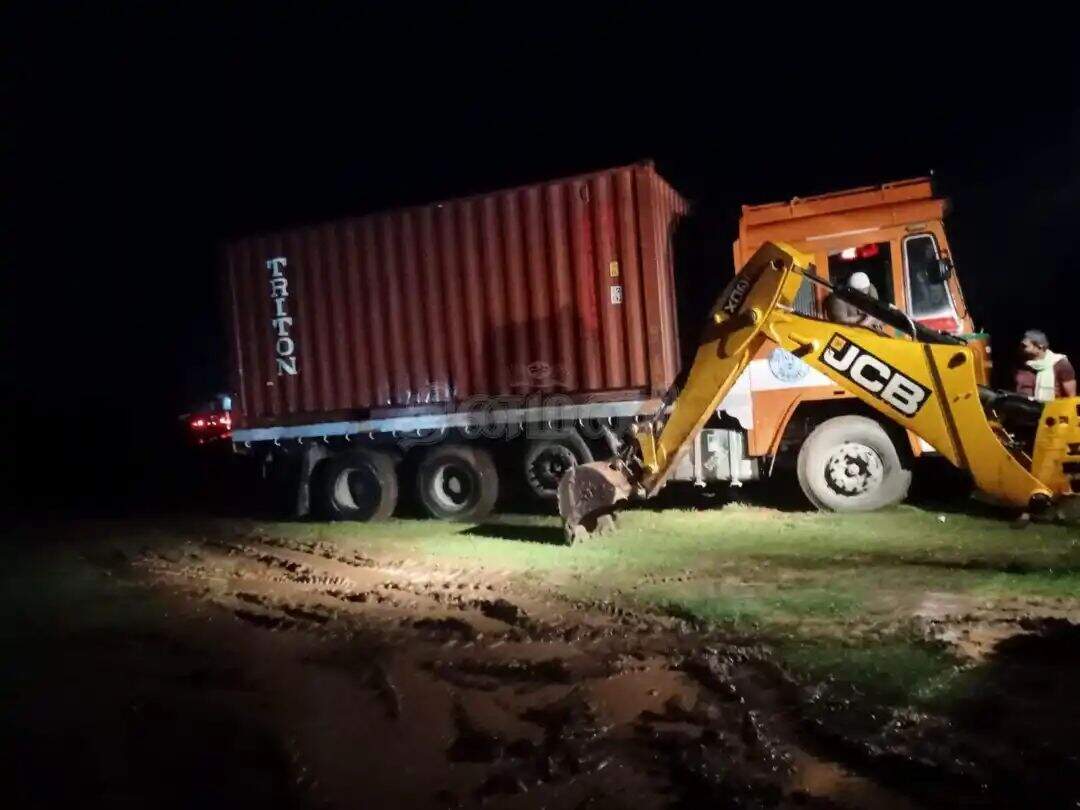 ரூ.1.10 கோடி மதிப்பிலான முந்திரி லோடு லாரியை கடத்திய முன்னாள் அமைச்சர் மகன்...