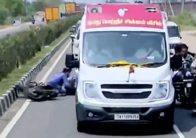 மீண்டும் ஒரு விபத்து... விஜய் வாகனத்தை பின்தொடர்ந்து பைக்கில் வந்த நபர்கள் விபத்தில் சிக்கினர்..!