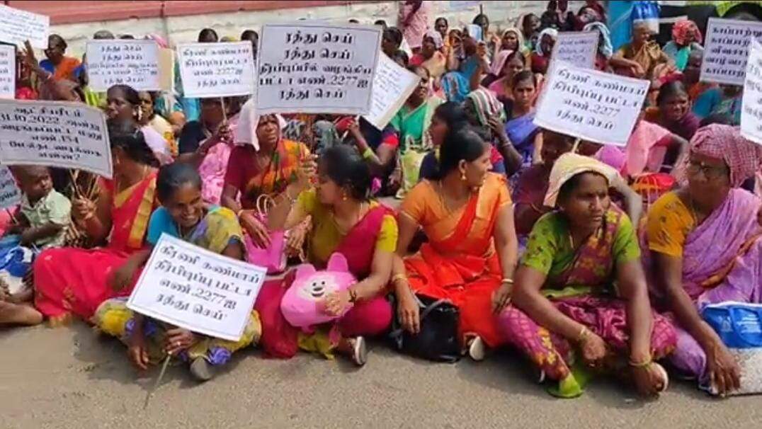 கண்மாய் ஆக்கிரமிப்பு - புதுக்கோட்டை ஆட்சியர் அலுவலகத்தில் கிராம மக்கள் போராட்டம்!