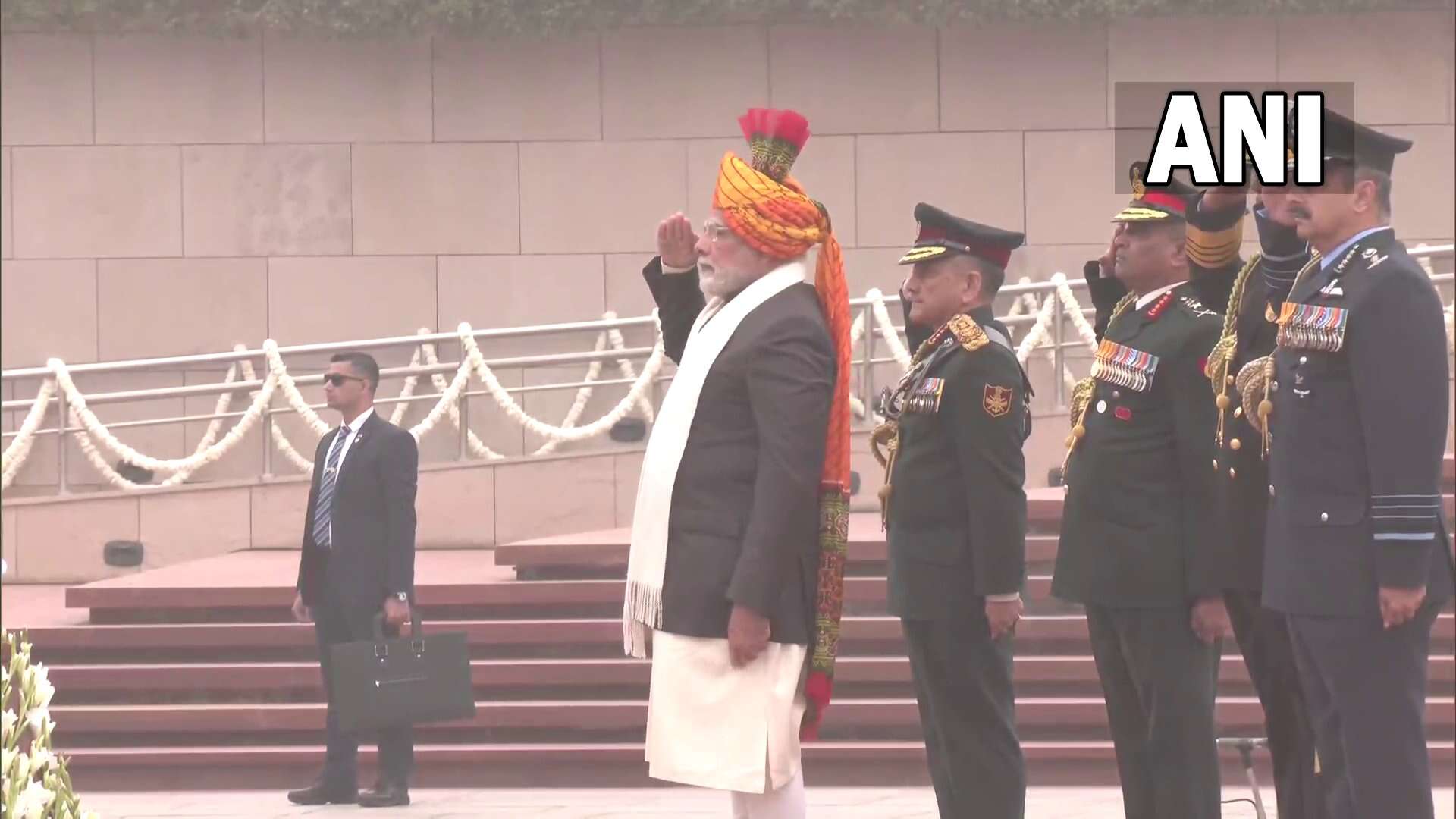 போர் நினைவிடத்தில் மரியாதை செலுத்திய பிரதமர் மோடி..