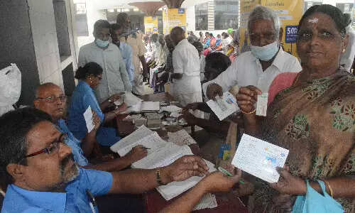 மூத்த குடிமக்களுக்கு கட்டணமில்லா பேருந்து டோக்கன்.. 27 மையங்களில் பணிகள் தீவிரம்..