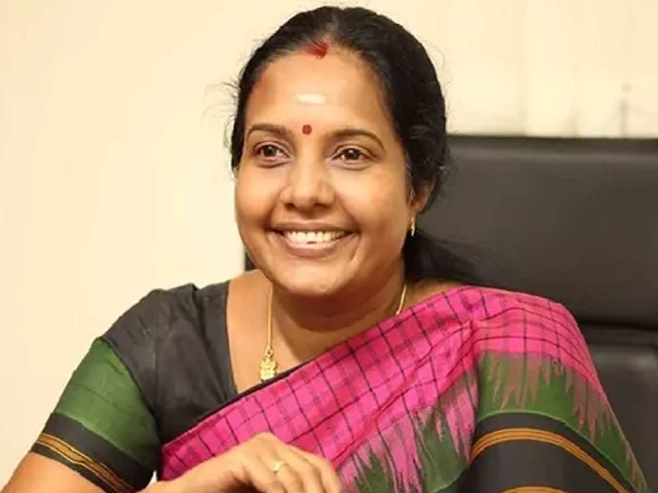 மாவீரன் பூலித்தேவன் வீரத்தையும், சுதந்திர வேட்கையையும் போற்றி வணங்குகிறேன் - வானதி சீனிவாசன் ட்வீட்