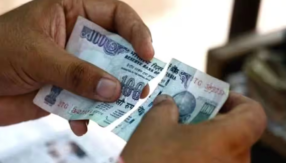 ATMல் கிழிந்த நோட்டு வந்தால் பதட்டம் வேண்டாம்.. என்ன செய்ய வேண்டும் தெரியுமா ?