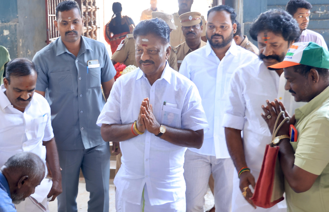 திருச்செந்தூரில் ஓபிஎஸ் மவுன விரதம்!