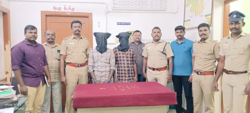 கோவையில் மூதாட்டியை கட்டிப்போட்டு நகைகளை திருடிய இருவர் கைது... 18 பவுன் நகை, இருசக்கர வாகனம் பறிமுதல்!