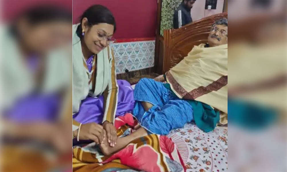 எம்.எல்.ஏ. கால்களுக்கு மசாஜ் செய்யும் பஞ்சாயத்து பெண் உறுப்பினர் - போட்டோவால் எழுந்த சர்ச்சை