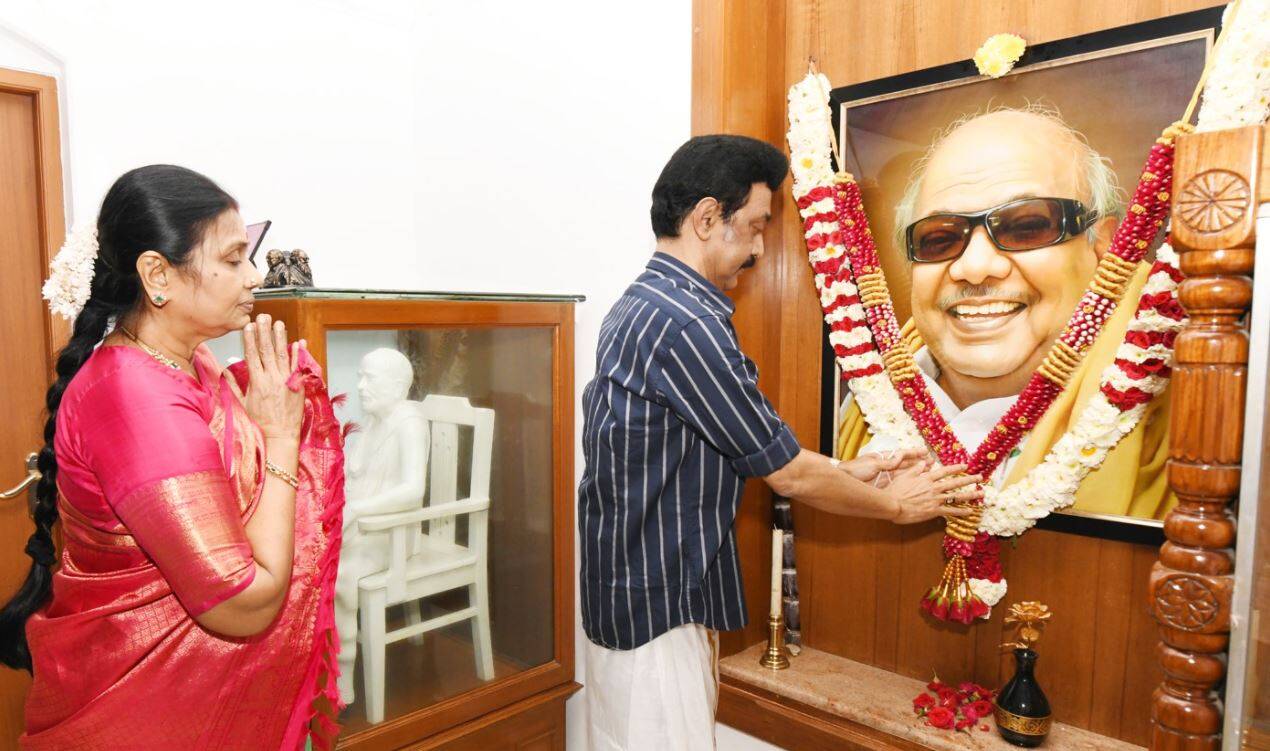 மனைவியுடன் கோபாலபுரத்திற்கு விசிட் அடித்த முதல்வர் ஸ்டாலின் - வைரல் போட்டோஸ்!!