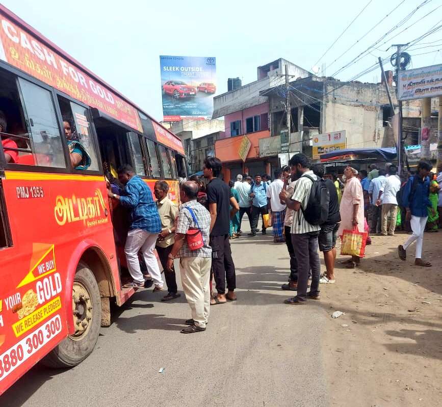 ரயில் தீ விபத்து: ரயில் நிலையங்களில் இருந்து 211 சிறப்பு பேருந்துகள் இயக்கம்..