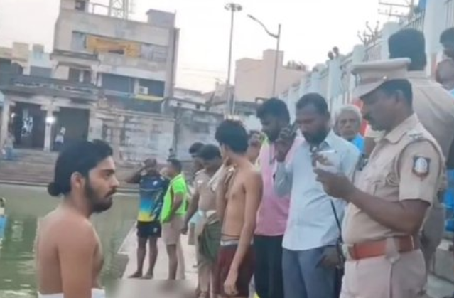 கோயில் குளத்தில் மூழ்கி பாடசாலை மாணவர்கள் 3 பேர் பலி! கடவுளை வணங்கி சந்தியாவந்தனம் செய்தபோது சோகம்