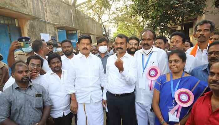 கள்ள ஓட்டு சர்ச்சை முடிவுக்கு வந்தது! எல்.முருகன் வாக்களித்தார்
