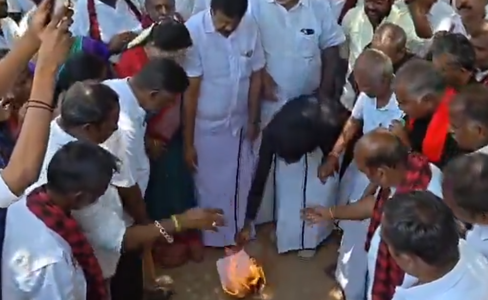 #BIG NEWS : தமிழகத்தில் பரபரப்பு..! தமிழகம் முழுக்க நடைபெற்று வரும் தொகுதி மறுவரையறை சட்ட நகல் எரிப்பு போராட்டம்..!