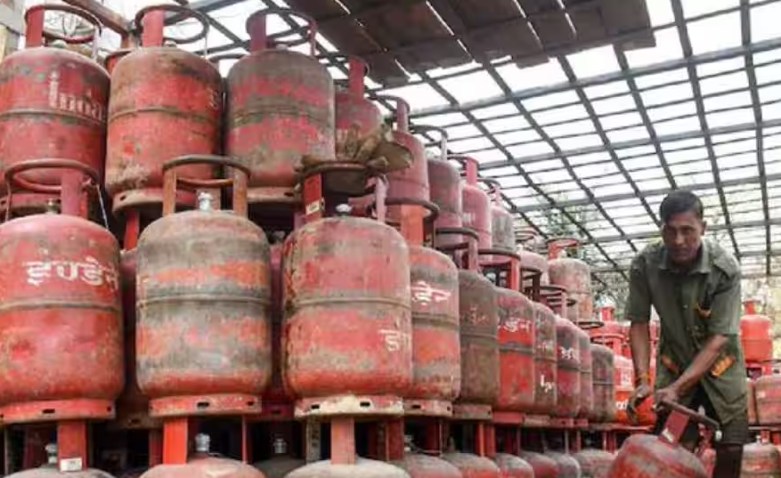 #BIG NEWS : இனி 14 கிலோ சிலிண்டர் கிடையாது... வெறும் 10 கிலோ தான்! இல்லத்தரசிகளுக்குப் புதிய ஷாக் கொடுத்த மத்திய அரசு!