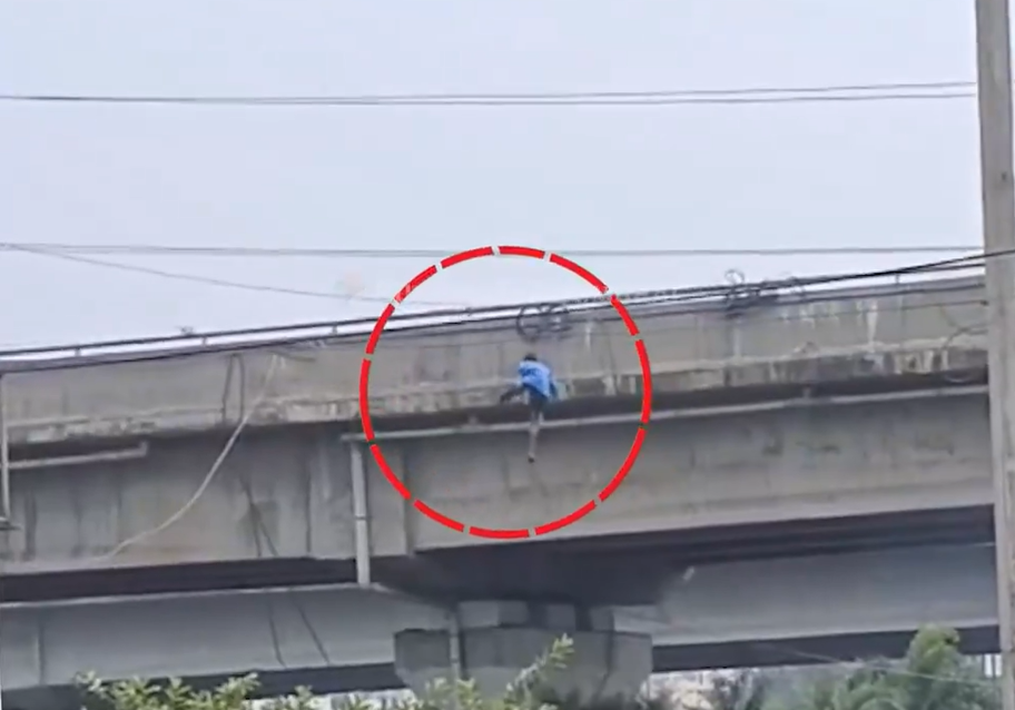 60 அடி மேம்பாலத்தில் இருந்து கேபிள் மூலம் இறங்கி சாகசம்- பாதியிலேயே கேபிள் அறுந்து கீழே விழுந்ததால் பரபரப்பு