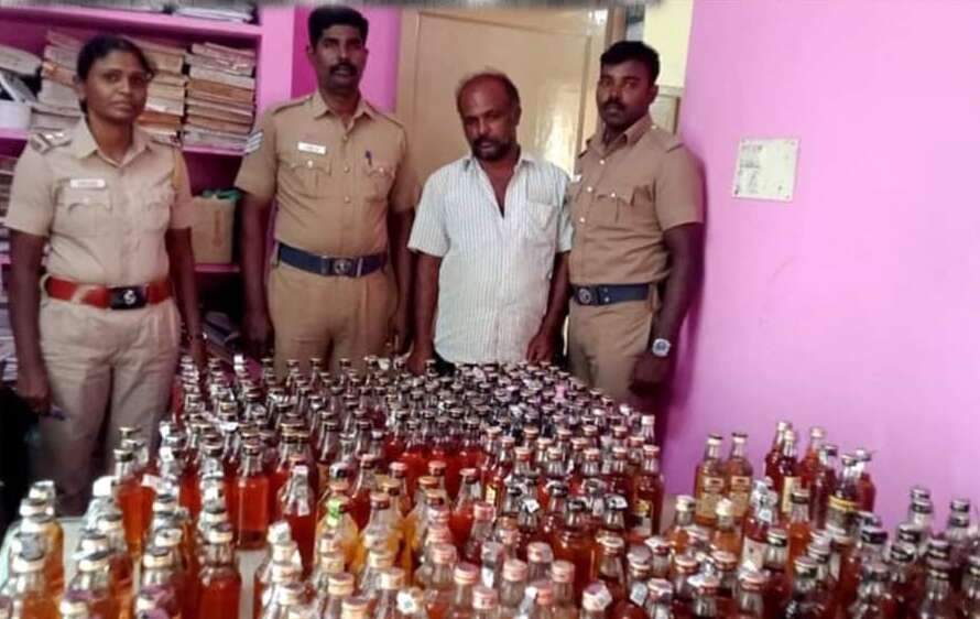தென்காசி அருகே மதுபாட்டில்களை பதுக்கி விற்பனை செய்த நபர் கைது ; 280 மதுபாட்டில்கள் பறிமுதல்!
